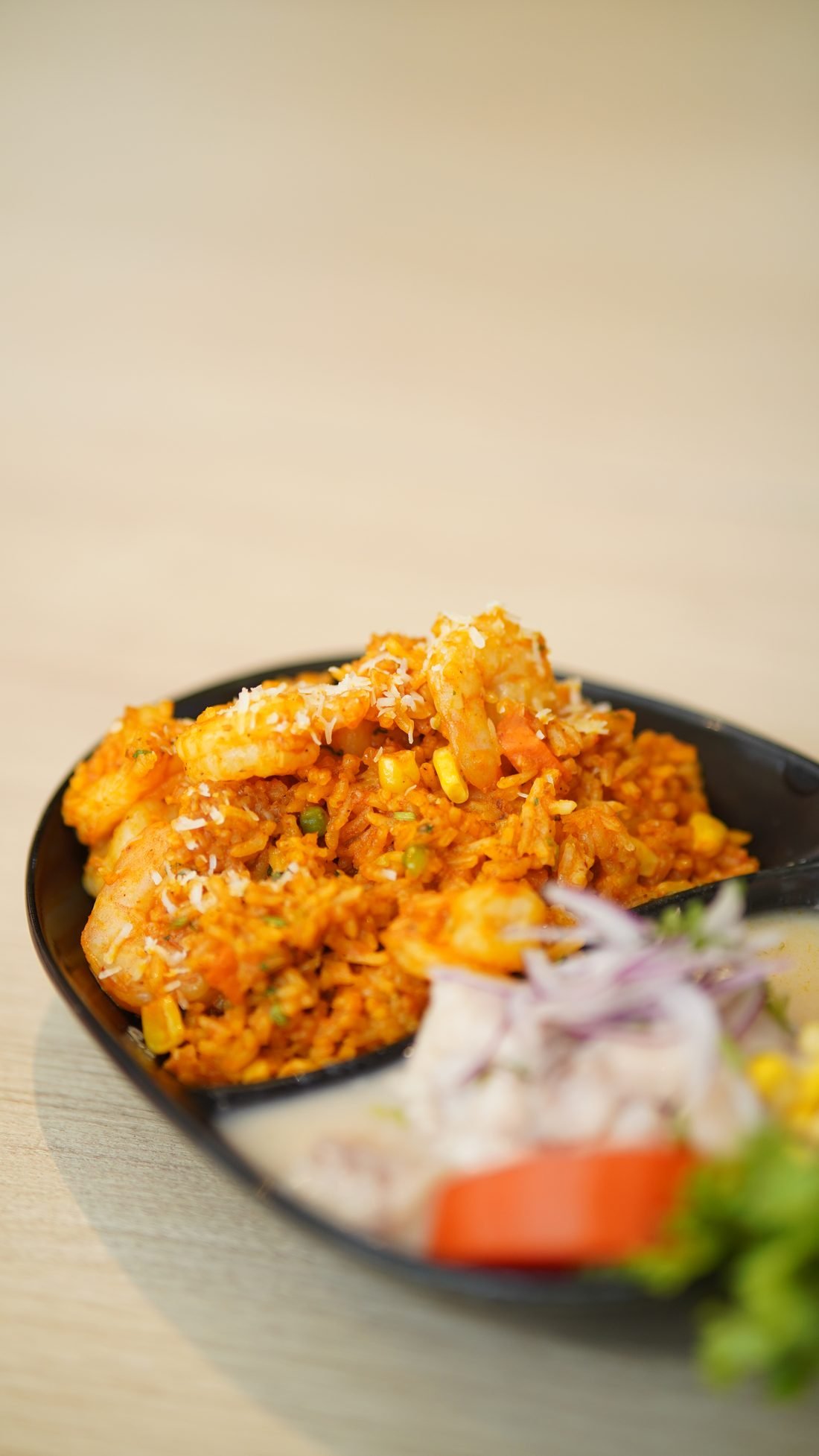 Arroz con camarones gratinado con queso parmesano